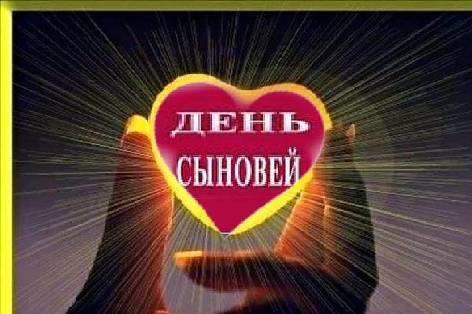 Сотрудники МЧС поздравили горожан с Днем сыновей. Фото пресс-службы МЧС по СЗАО