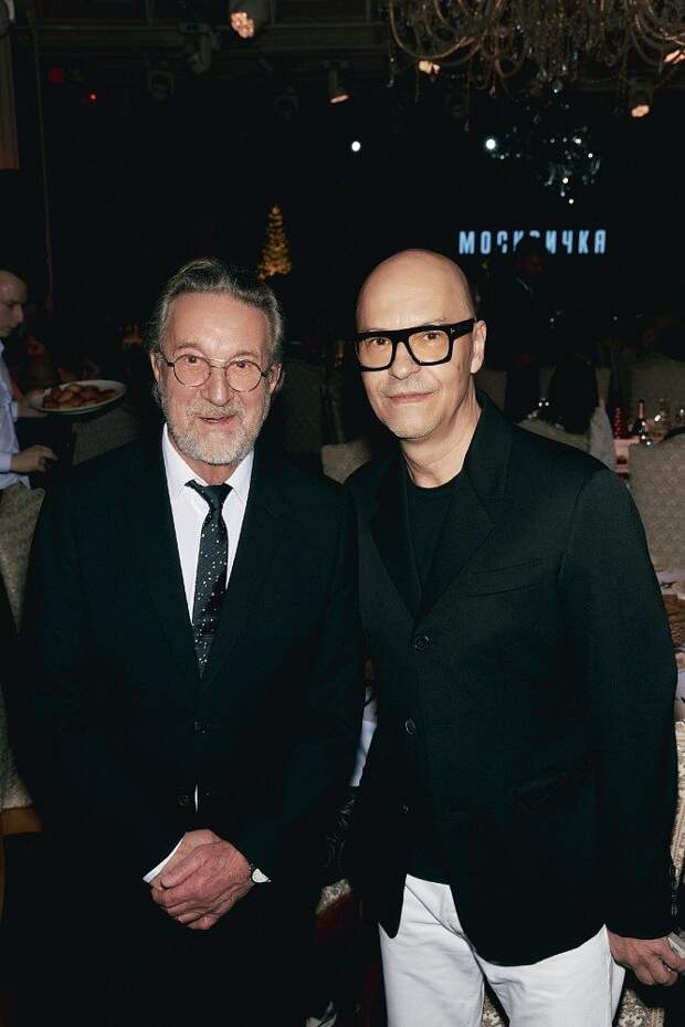 Ценный подарок: Юлия Снигирь, Виктория Толстоганова и Стася Милославская