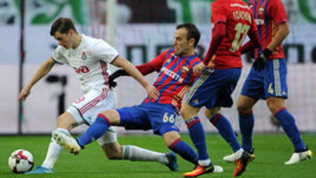 Воскресенье. Москва. Черкизово. "Локомотив" - ЦСКА - 1:0. Алексей МИРАНЧУК против армейцев Бибраса НАТХО, Александра ГОЛОВИНА и Сергея ИГНАШЕВИЧА (слева направо).