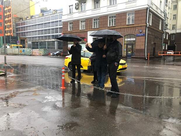 Возможно, это изображение (1 человек, дорога и улица)
