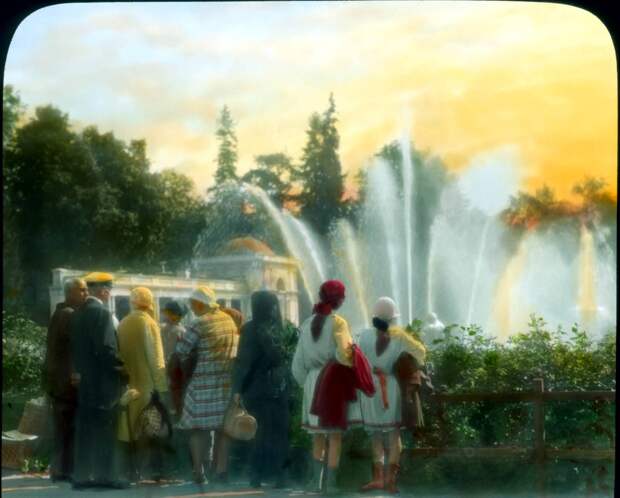 Петергоф, парк: посетители у Большого Каскада фонтанов