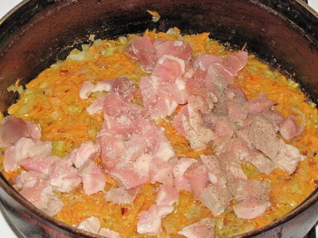 Добавить порезанное мясо. пошаговое фото этапа приготовления картошки с мясом в горшочках