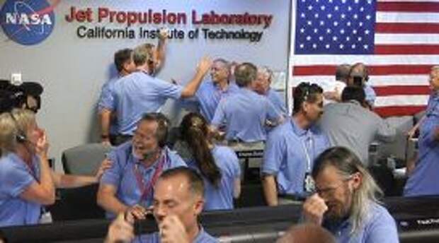 Радость ученых после успешного спуска ровера "Кьюриосити" на поверхность Марса