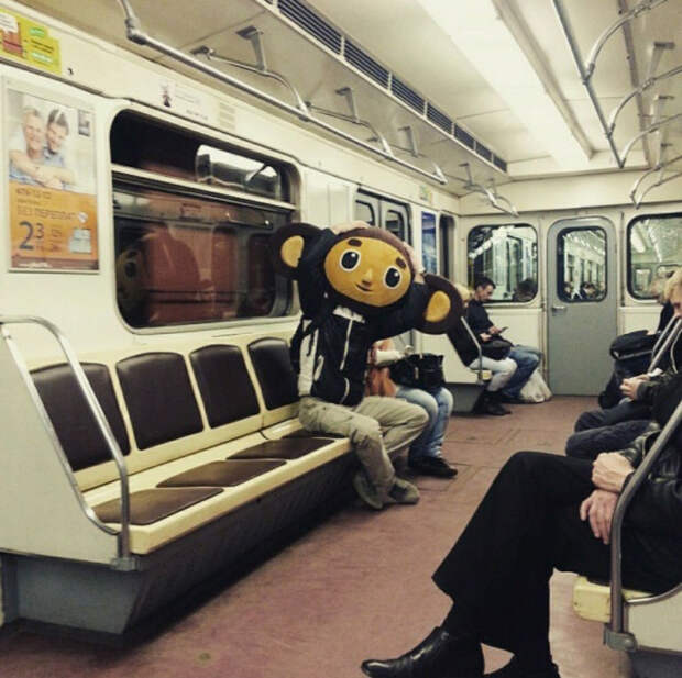 Сказочные персонажи в метро