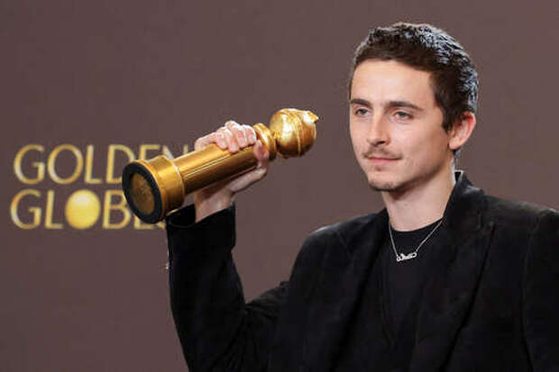 Актера Тимоти Шаламе засняли с актрисой на прогулке в Париже