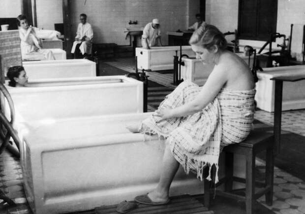 Сероводородные ванны — один из самых распространенным методов лечения в санаториях по всему СССР, включая и Кемери СССР, курорт, люди, ностальгия, спа-процедуры