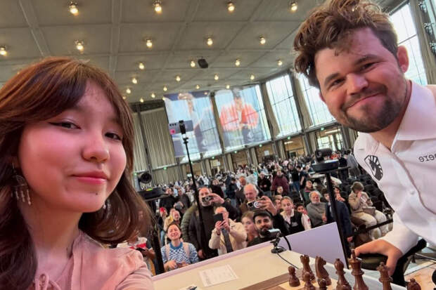 Казахстанскую шахматистку наказали из-за совместного фото с Магнусом Карлсеном