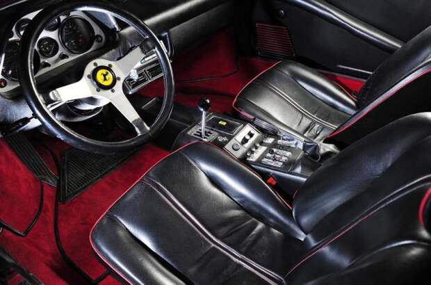 Трехспицевый руль Momo на Ferrari 308.