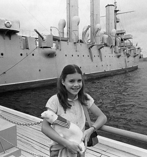 Американская школьница Саманта Смит с сувениром, подаренным ей экипажем крейсера "Аврора", 1983 год