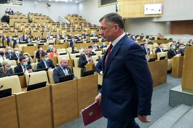 Марата Шакирзяныча считают одним из главных идеологов завоза "трудовых резервов". Что отчасти является правдой, ведь именно в стройке процент их наиболее велик. Другое дело, что противники пытаются представить интерес министра в самих мигрантах. Придумывая различные конспирологические версии. На самом деле всё немного сложнее.