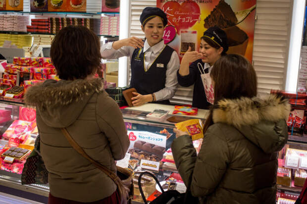 За неделю-две до Дня святого Валентина витрины японских магазинов ломятся от всевозможных сладостей в виде сердечек: дамы активно берут их для своих кавалеров. /Фото: woman.ru
