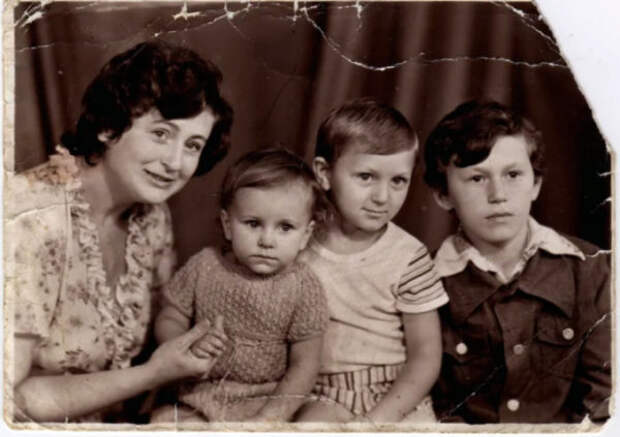 Ани Лорак с мамой и братьями в детстве