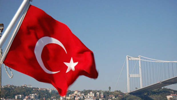 Турецкий флаг на фоне моста через Босфор в Стамбуле. Архивное фото