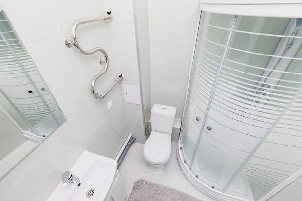 Смешные кухни. Смешные дети. Девушка скучает у окна. Тихо в комнате той. Чем тише ребенок сидит в комнате, тем страшнее туда заходить.