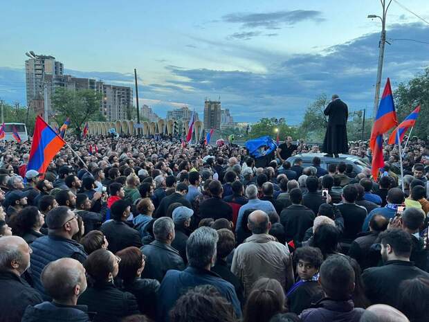 Никол Пашинян разбудил своей компрадорской деятельностью массовые протестные силы, что было продемонстрировано на воскресном митинге в Ереване, где собралось боле 100 тысяч армян, выступивших уже не-4