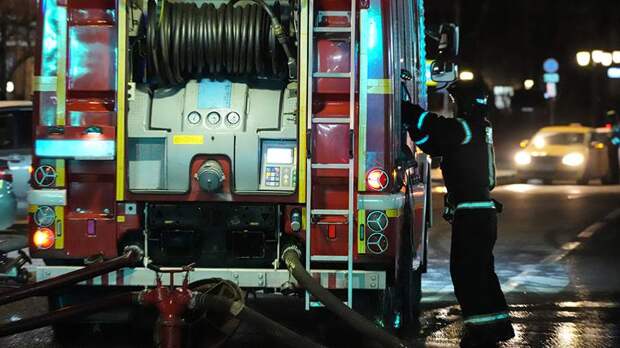 Возгорание произошло на территории складского помещения в Москве