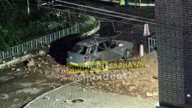 Фасад многоэтажки рухнул на припаркованную машину в Барнауле