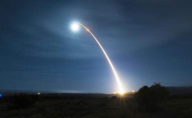 На фото: пуск невооруженной ракеты Minuteman III в США