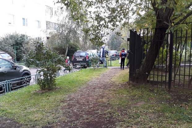 Тропинка к калитке детского сада и начальной школы № 1528 будет заасфальтирована Тропинка к калитке детского сада и начальной школы № 1528 будет заасфальтирована
