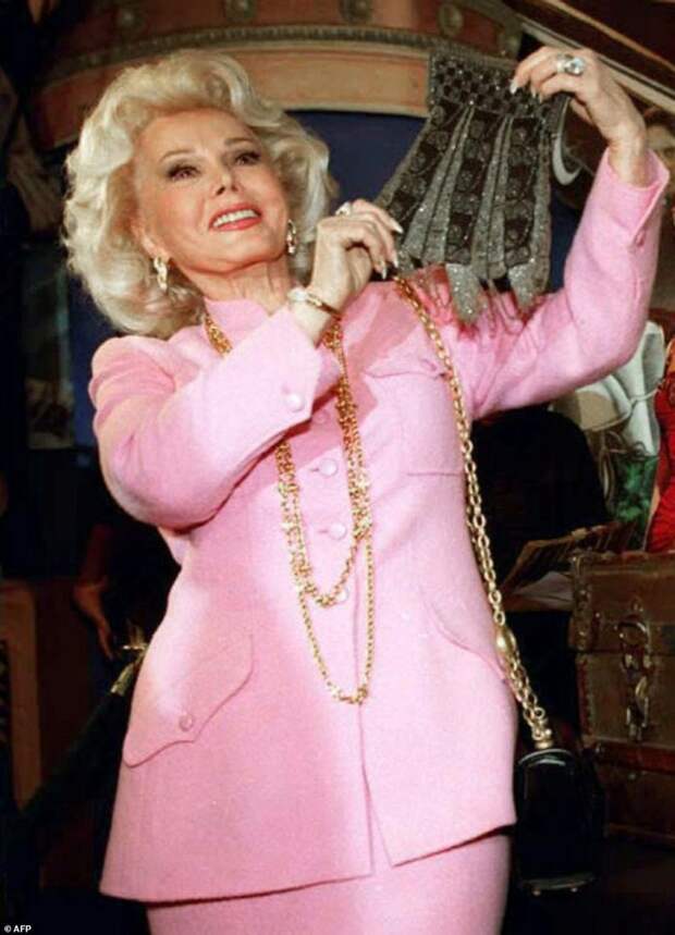 Актриса держит расшитый кошелек Мэрилин Монро на аукционе в Беверли-Хиллз, Калифорния  Жа Жа Габор, актриса, жизнь, смерть