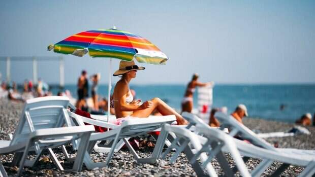 Отдыхать на пляже можно без масок, но с ограничениями. Что нужно знать