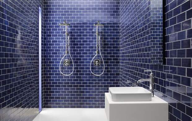 Достаточно просторная ванная комната с насыщенной синей плиткой на стенах