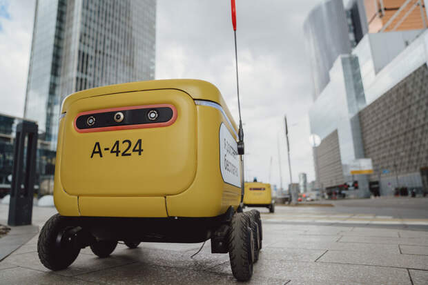 В Москве робота-доставщика достали из сугроба, но он застрял снова