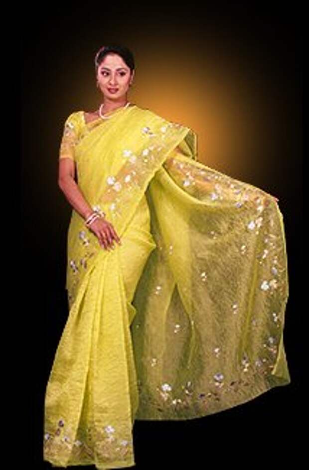 Сари видео. Белое Сари. Сари одежда женщин в Индии. Как правильно одеть Сари индийское. Сари как одевать.