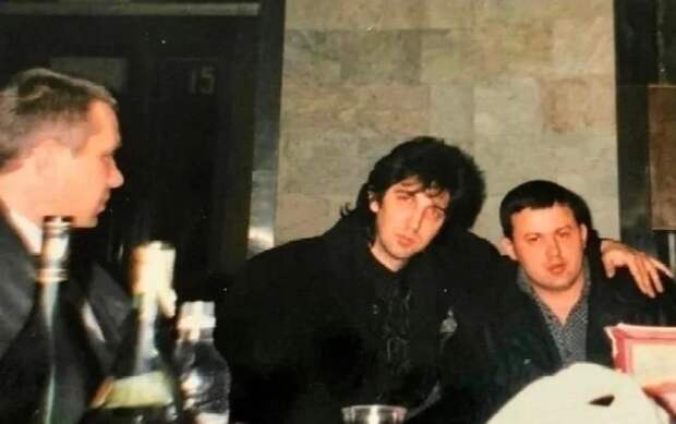 Я терпеть не могу 90-е за их фатальную безнадежность, когда в самом воздухе так явственно ощущалось, что нашей стране пришел конец.-5