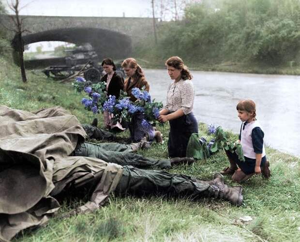 9. Женщины и дети возлагают цветы к телам погибших солдат война, гуманизм, мир, человек