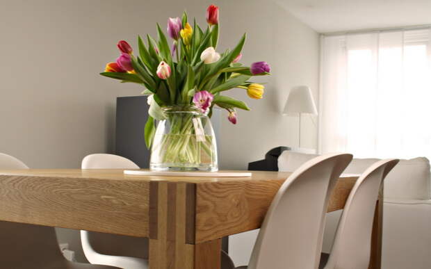 тюльпаны, ваза, стол