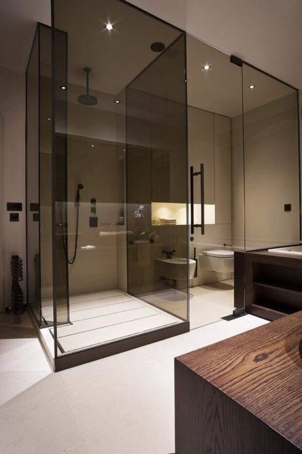 Присутствие стекла в ванной комнате создает эффект утонченности и легкости