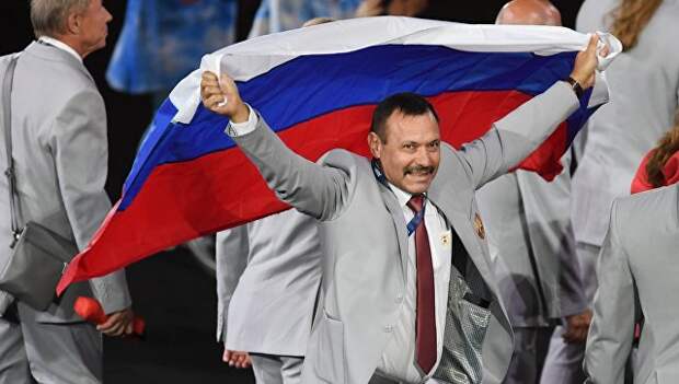 Представитель паралимпийской сборной Белоруссии с флагом России на церемонии открытия XV летних Паралимпийских игр 2016 в Рио-де-Жанейро. 8 сентября 2016