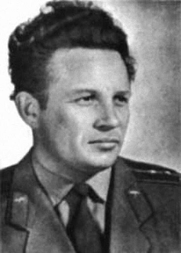 Капитан советских ВВС Геннадий Елисеев 
