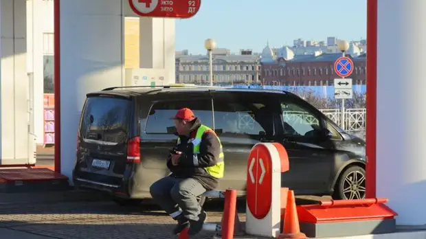 Склады забиты: эксперт рассказал, что будет с ценами на бензин