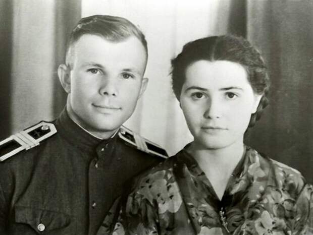Юрий Гагарин и его невеста Валентина Горячева весной 1957 года