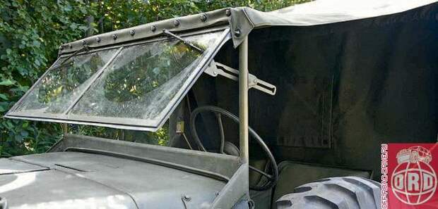 Складная рамка лобового стекла давала дополнительное удобство при транспортировке, а возможность откинуть вверх само стекло считалась в то время чуть ли не обязательным элементом системы вентиляции.