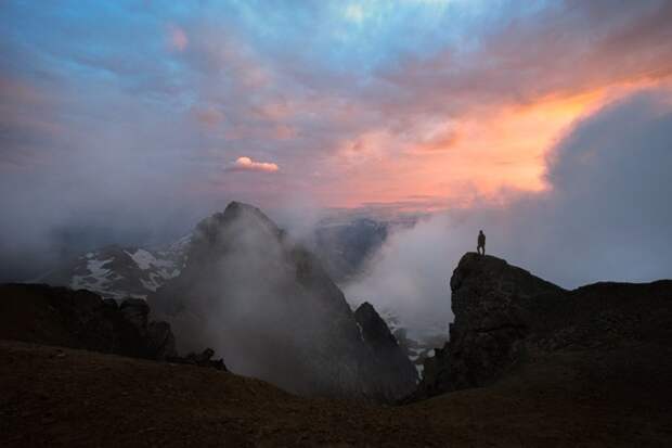 Фотограф на вершине Мон Табор (3 178 м), Франция горы, красиво, небо, облака, природа, творчество, фото, фотограф