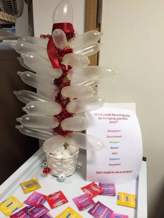 Презервативы, скелеты и перчатки: медики украшают больницы к новогодним праздникам