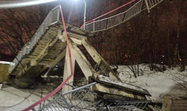 Опубликованы фото рухнувшего пешеходного моста через железнодорожные пути в Москве