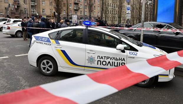 Полицейский автомобиль на месте убийства бывшего депутата Государственной Думы РФ Дениса Вороненкова в Киеве