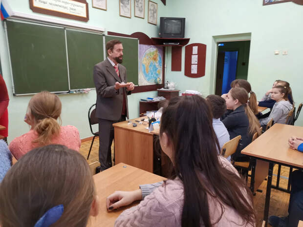 Погрязли в бюрократии: в Госдуме призвали снизить нагрузку на учителей