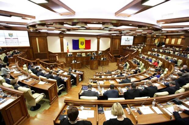 Парламент Молдавии вернет русскому языку статус межнационального