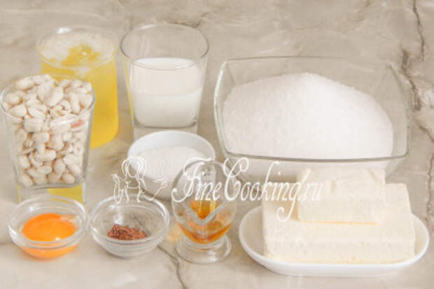 Шаг 1. В рецепт классического торта Полет входят следующие ингредиенты: сахарный песок и ванильный сахар, сливочное масло (жирностью не менее 72%), очищенный арахис, яичные белки, молоко (любой жирности), яичный желток, коньяк и несладкий какао-порошок