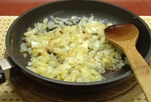 На сковородке распустить сливочное масло, добавить растительное. Обжарить очищенный и нарезанный кубиками лук.