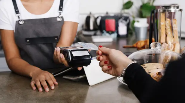 Аналитик Разуваев высказался о плюсах роста доли безналичных расчётов