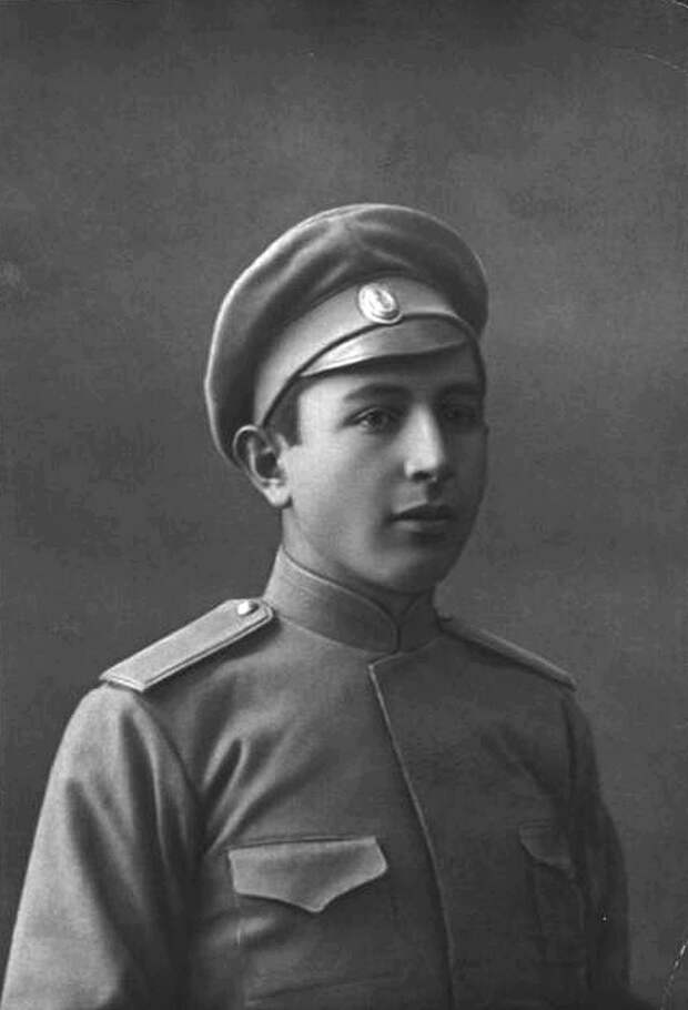 Иван Баграмян в военной форме в 1916 г.