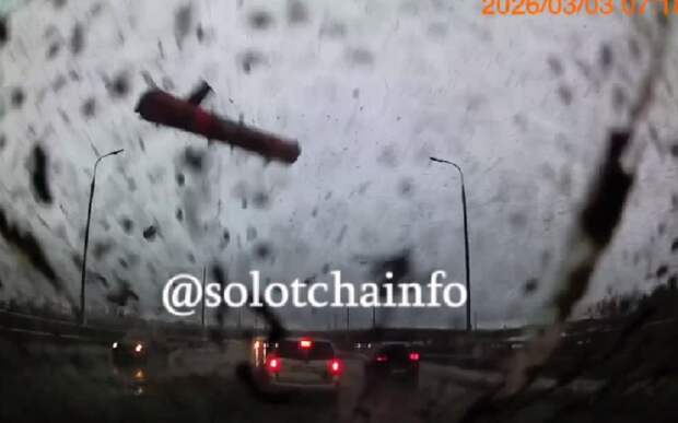 На Солотчинском мосту автомобиль столкнулся с летающей опасностью