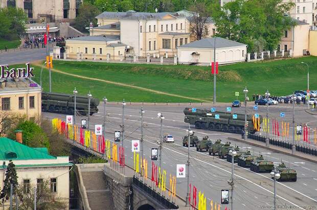 Сам парад, как обычно, открыла рота барабанщиков и знаменные группы, которые пронесли государственный флаг России, знамя Победы, знамя Вооруженных сил РФ и штандарты фронтов. Знамя Победы вынесли под песню «Священная война».