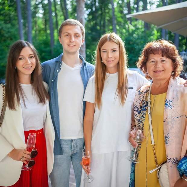 Наталья Подольская, сестра-близнец Юлиана, брат Андрей и сестра Татьяна